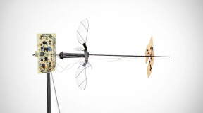 Этот маленький летающий робот работает за счет солнечной энергии