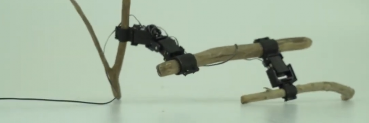 Этот японский робот использует в качестве ног обычные палки