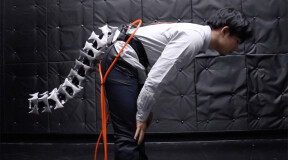 Японские ученые создали роботизированный хвост, улучшающий ловкость пользователя