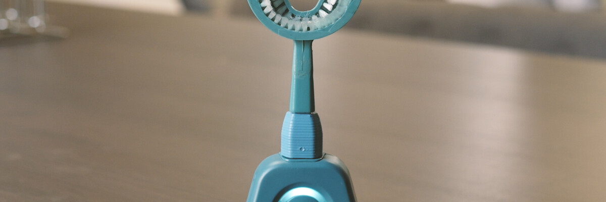 Watch your smile with the Y-Brush from Fas Teesh.