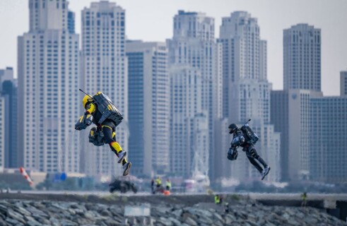 В ОАЭ провели «Dubai Jet Suit Race» – первые в истории гонки на реактивных ранцах
