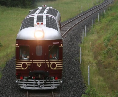 Старый поезд переделали в современный транспорт на солнечной энергии