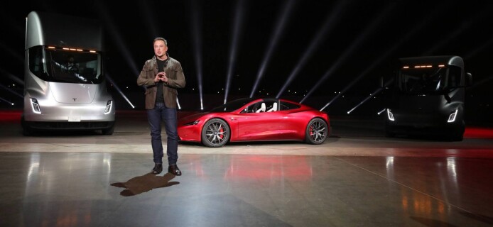Новинки от Tesla: электрогрузовик Semi Truck и суперкар Roadster