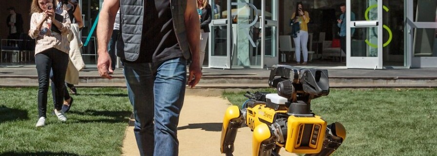 Джефф Безос и его новый пес от Boston Dynamics