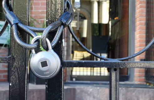 Умный замок Tapplock One можно открыть по отпечатку пальца, через телефон или азбукой Морзе
