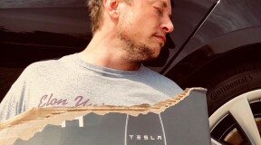 Tesla shares fell 5% after an unsuccessful joke by Elon Musk