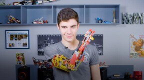 Молодой изобретатель сделал себе протез из Lego