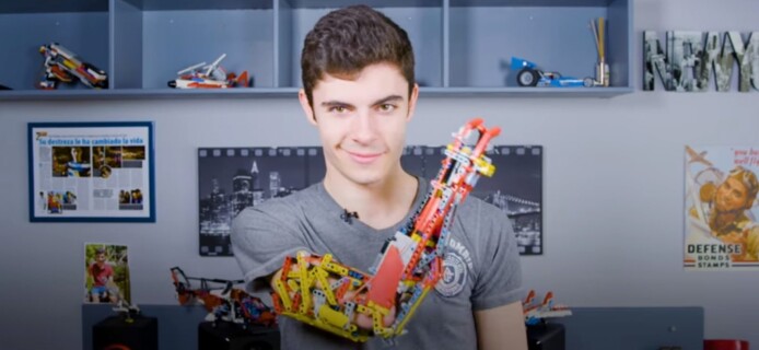 Молодой изобретатель сделал себе протез из Lego