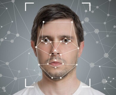 Ученые создали таблички, которые мешают ИИ распознавать лица