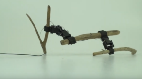 Этот японский робот использует в качестве ног обычные палки