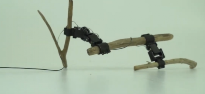 Этот японский робот использует в качестве ног обычные палки