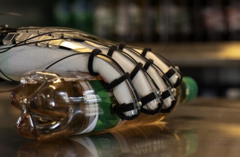 Swiss Scientists Present a “Smart Glove”