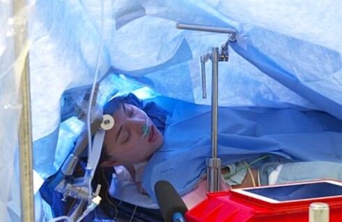 Surgeons Broadcast Neurological Operation on Facebook Live