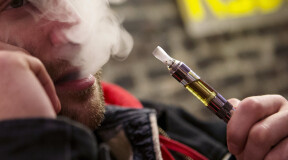 Курение электронных сигарет повышает риски трех видов легочных заболеваний
