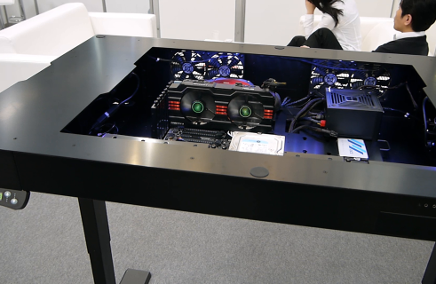 Lian Li выпустила новые версии столов DK-4 и DK-5