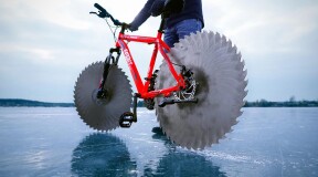 Инженер-любитель создал необычный велосипед для езды по льду
