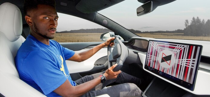 Tesla introduces a unique steering wheel