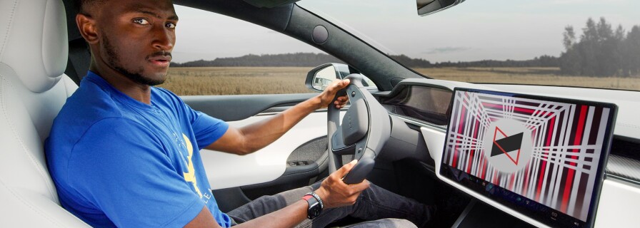 Tesla introduces a unique steering wheel