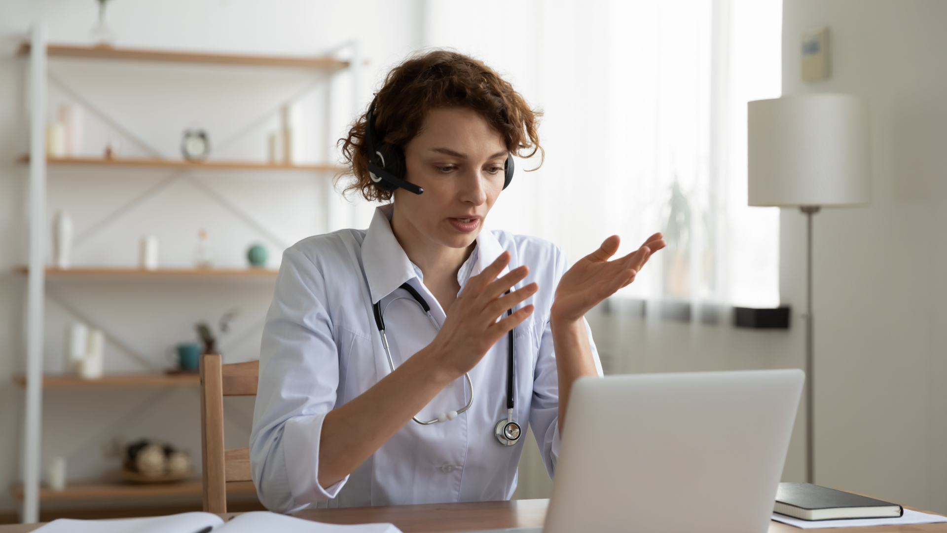 врач консультант фото. клинический психолог. телемедицина в монголии. медицинский психолог за работой фото. врачи консультанты прием.