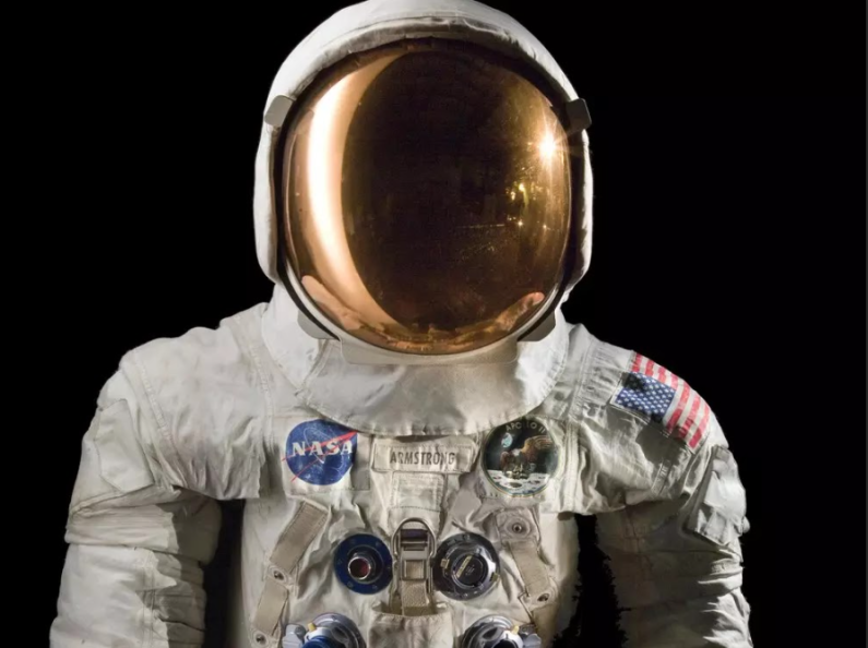 Скафандры для полета на луну изготавливали лучшие. Скафандр Аполлон 11. Астронавт космический скафандр. Шлем Космонавта. Человек в скафандре.