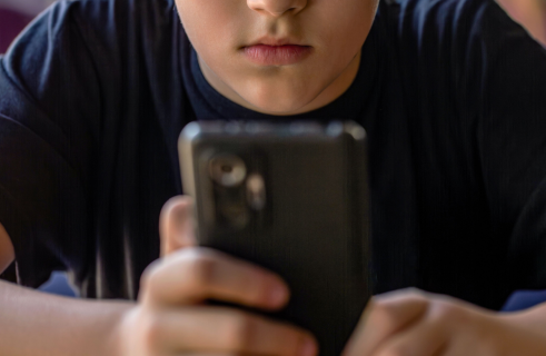 Australia Calls on Social Media to Verify Users’ Ages