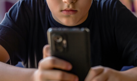 Australia Calls on Social Media to Verify Users’ Ages